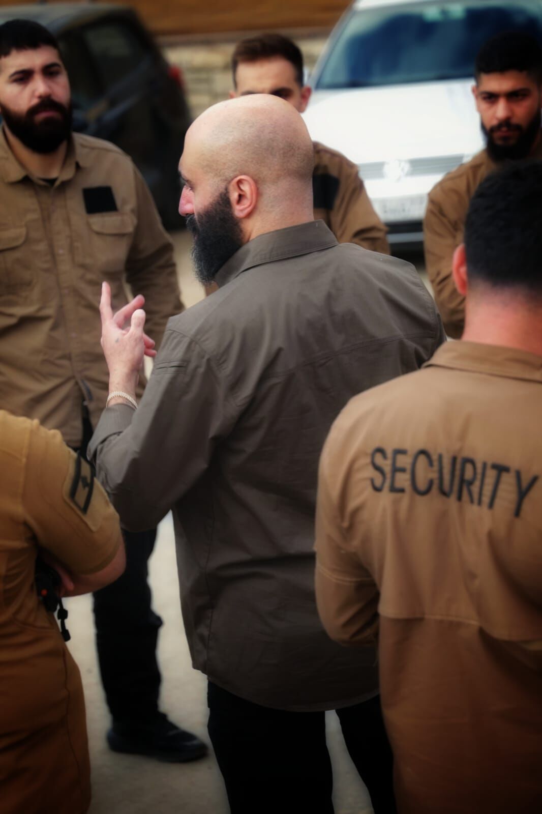 COPERSEC supervisor briefing agents before an event